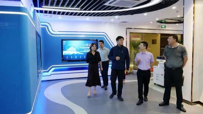 大慶市龍鳳區(qū)區(qū)長李偉峰一行到訪臣通 大慶市龍鳳區(qū)區(qū)長李偉峰一行到訪臣通